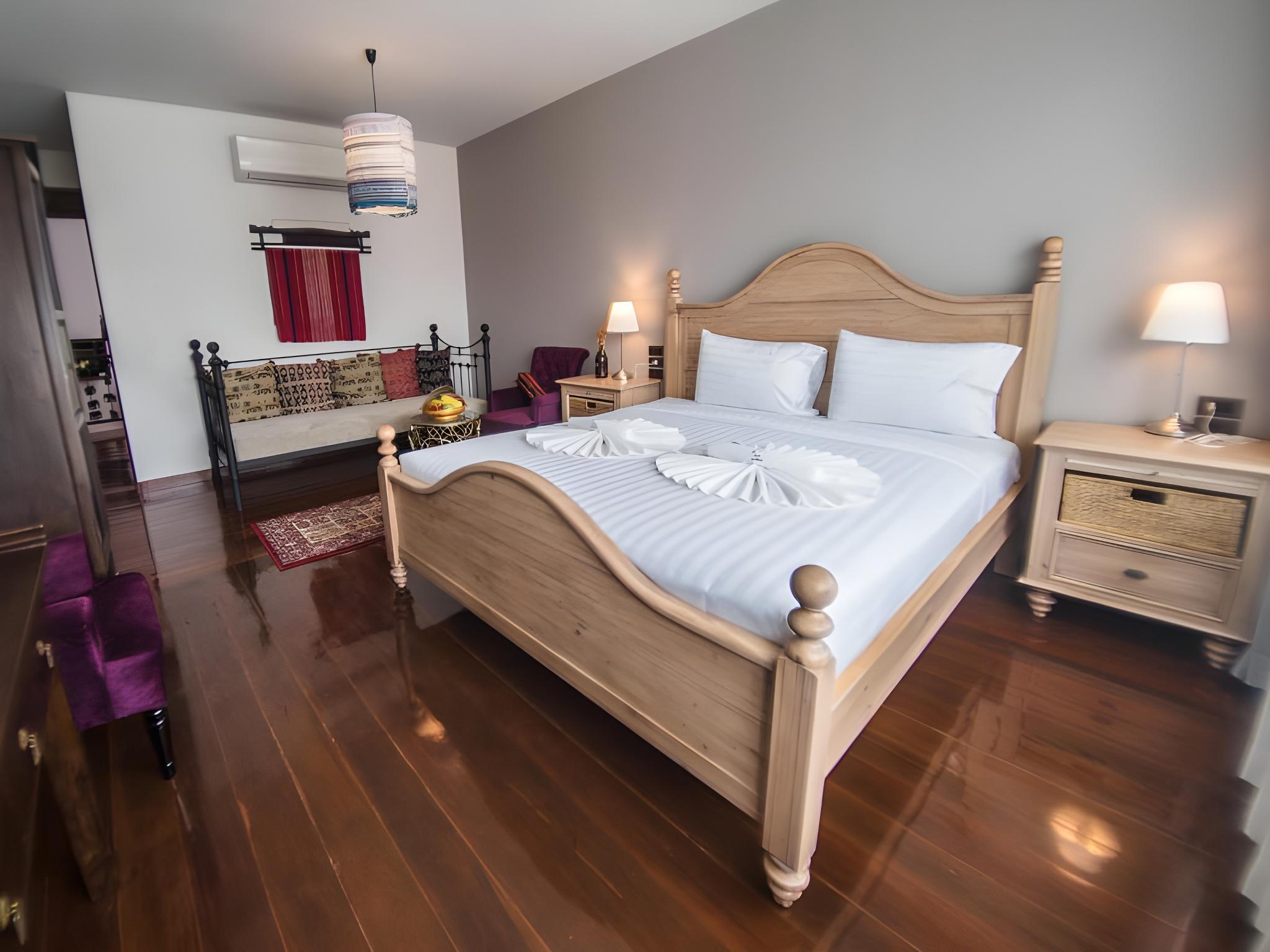 DELUXE, QUEEN BED