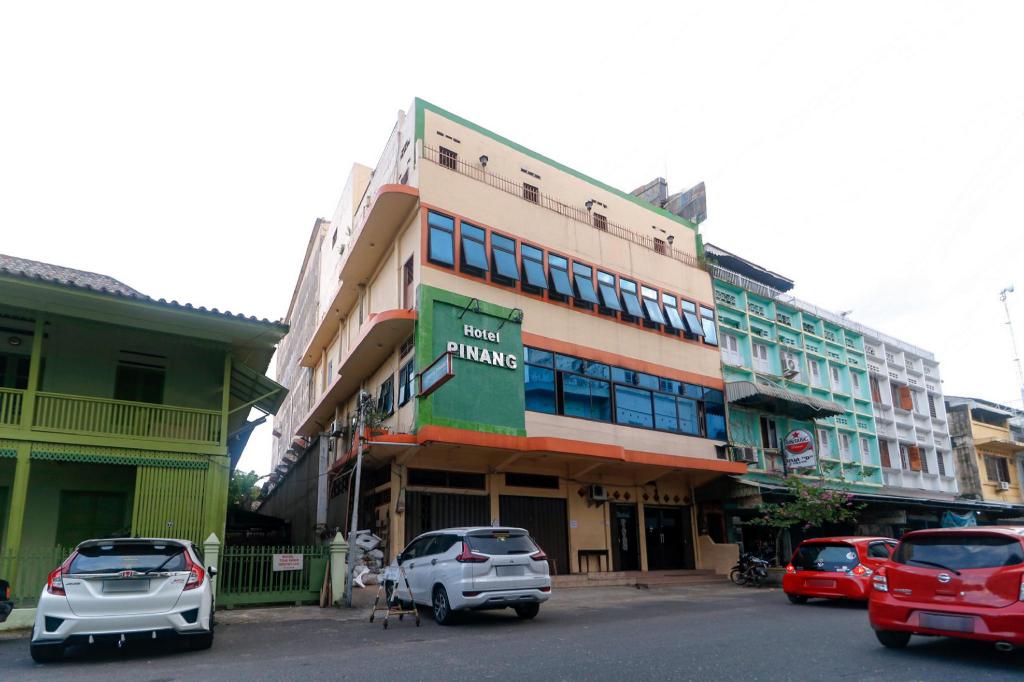 RedDoorz Plus near WTC Batanghari Mall 24/27