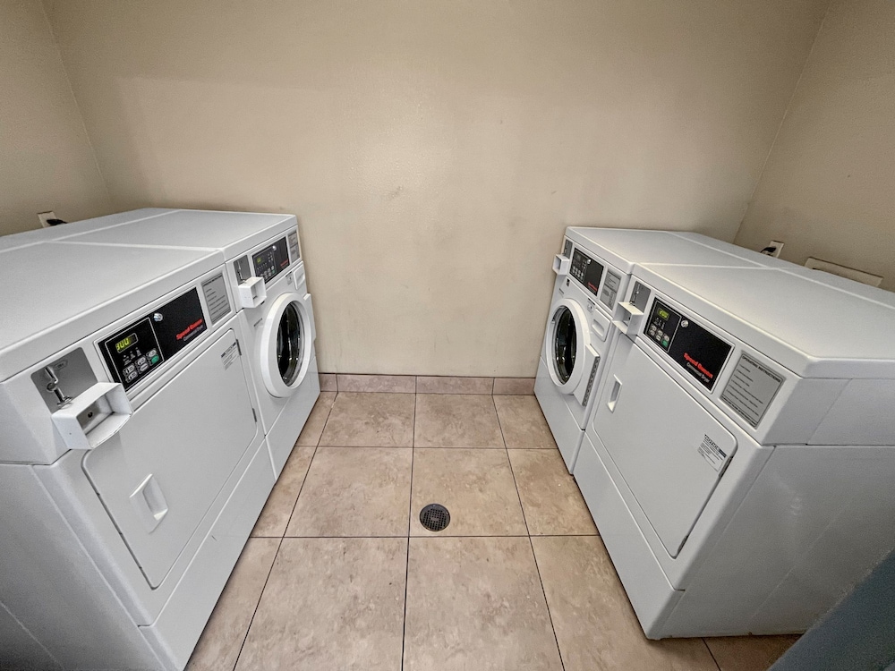 Rodeo Lodge (ex Americas Best Value Inn and Suites-Clovis/Fresno) 38/59