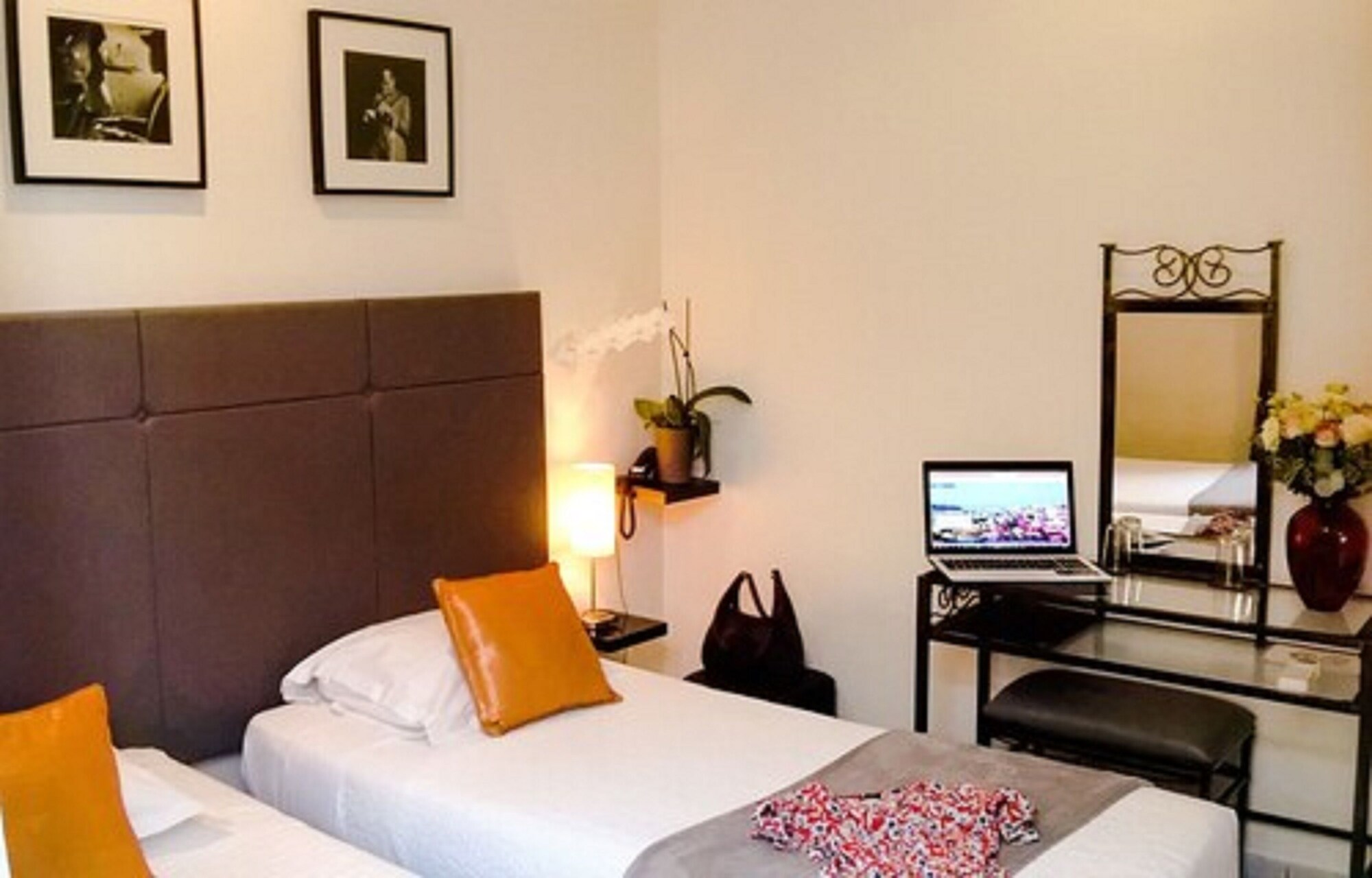 STANDARD, TWIN BEDS, CITY VIEW