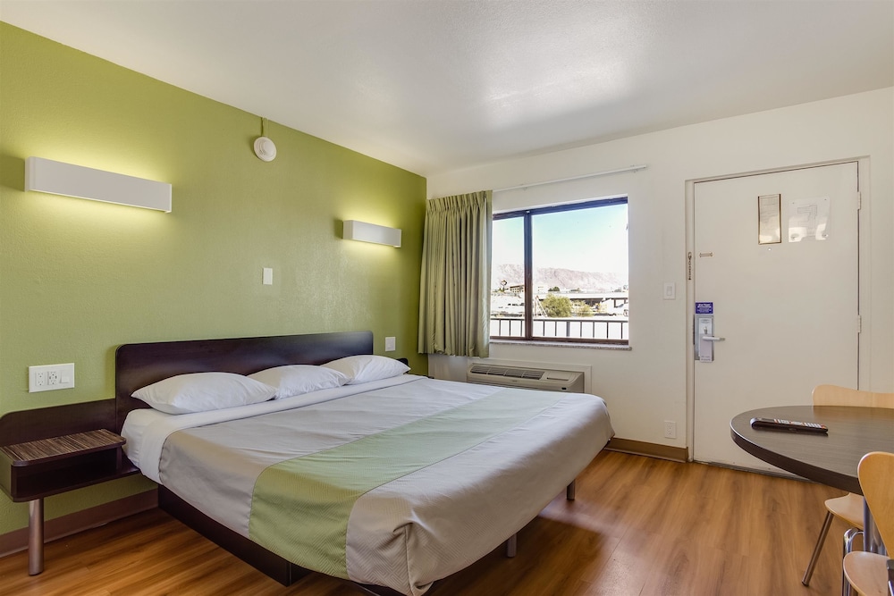 Motel6 El Paso, TX - West 16/66