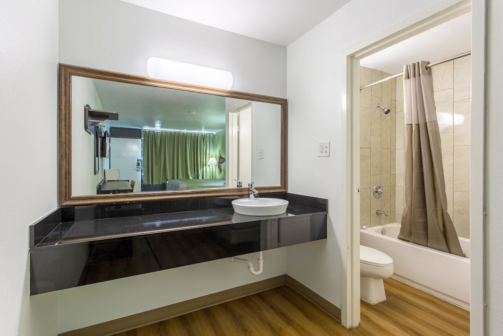 Rodeway Inn West Memphis, AR 11/52