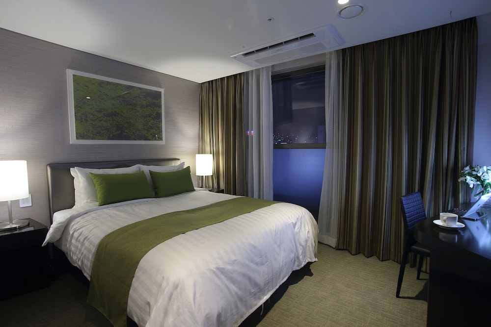 DELUXE, DOUBLE BED