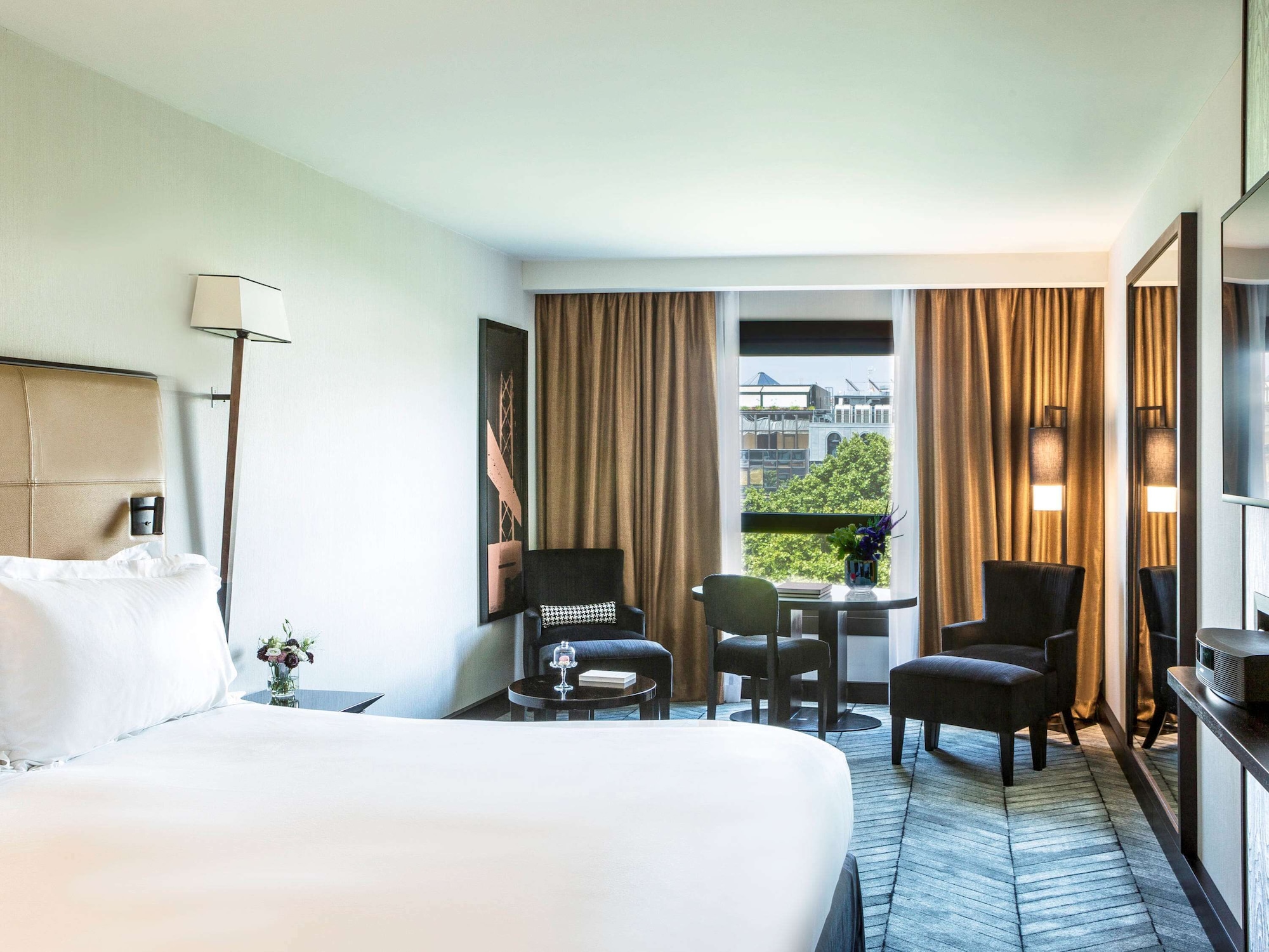 LUXURY, KING BED