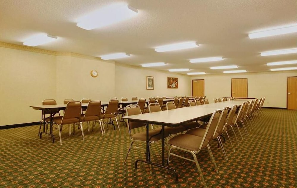 Syracuse Inn & Suites 20/22
