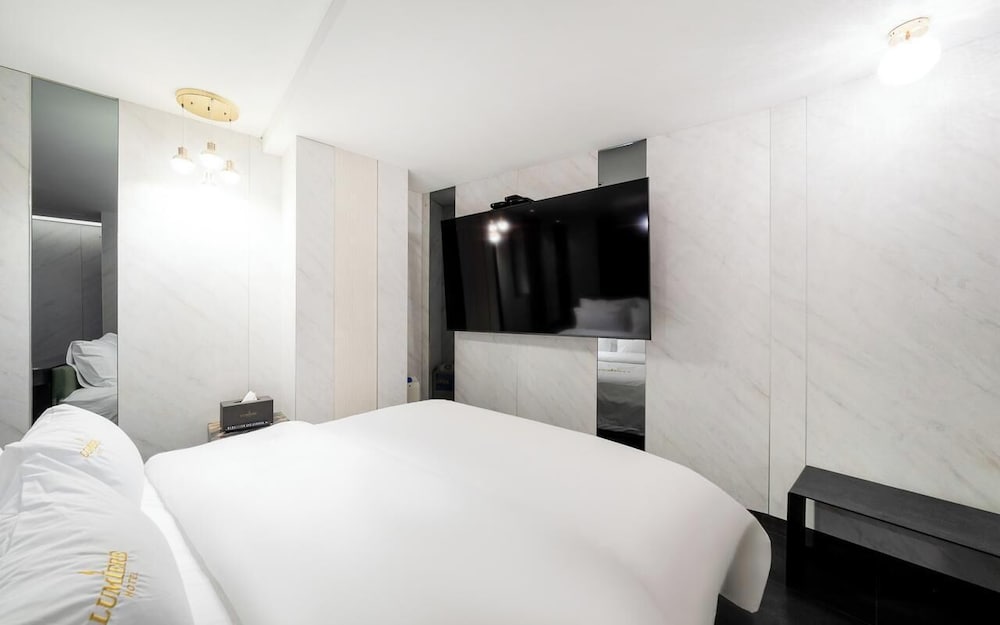 Signature, King Bed, No Parking