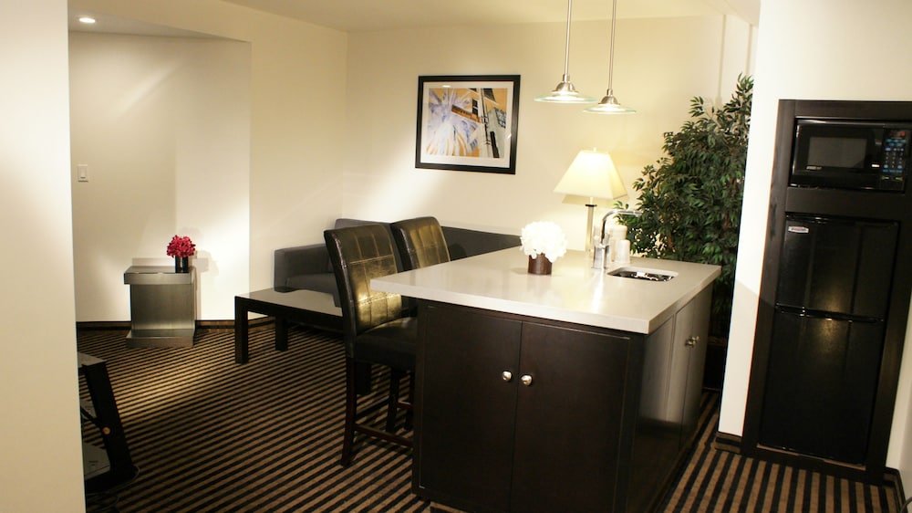Holiday Inn Express Hollywood Walk of Fame An Ihg Hotel 52/65