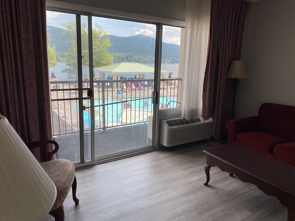 The Georgian Lakeside Resort 30/67