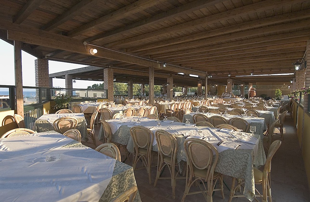 Marina Del Marchese Beach Resort 58/62