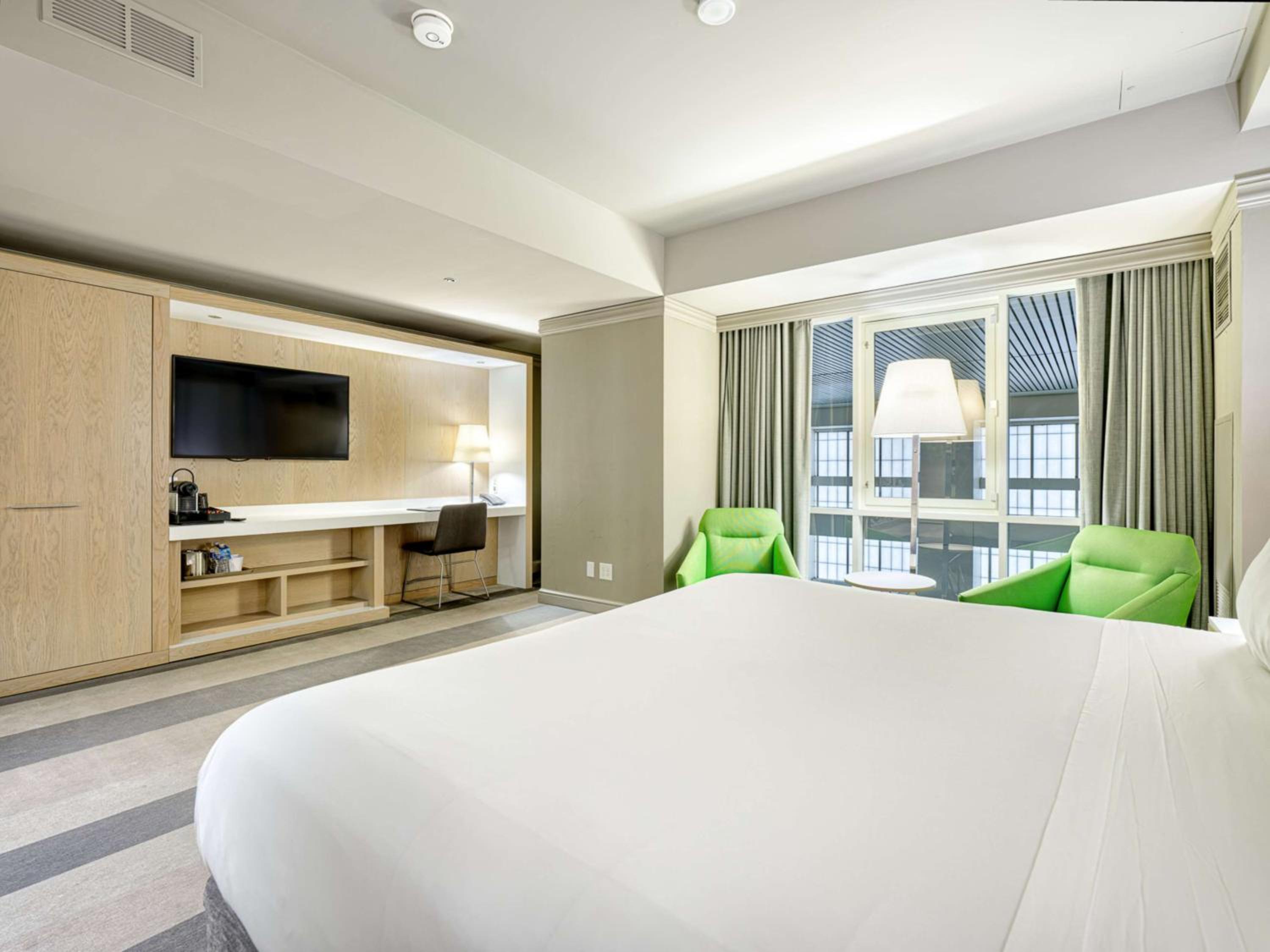 Room, King Bed, Atrium View