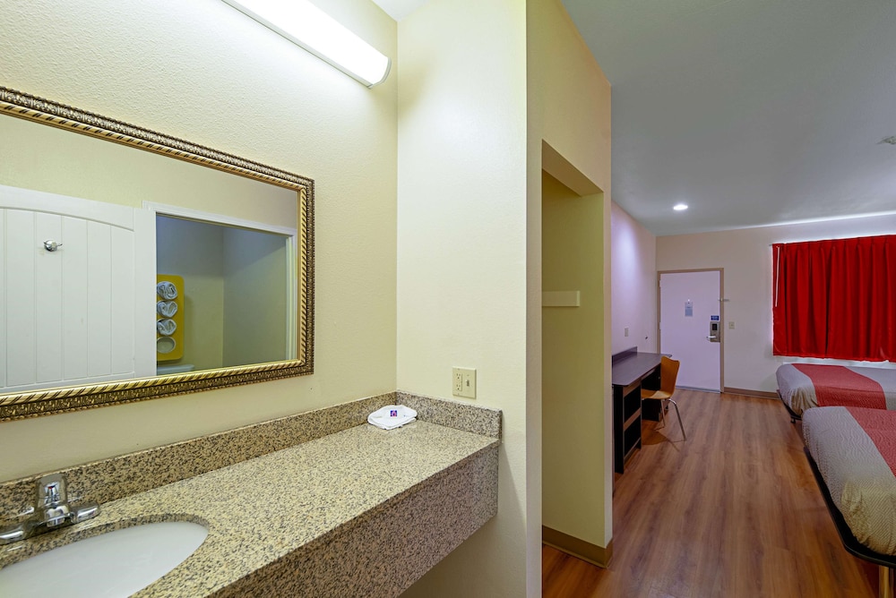 Motel6 Rhome, TX 38/43