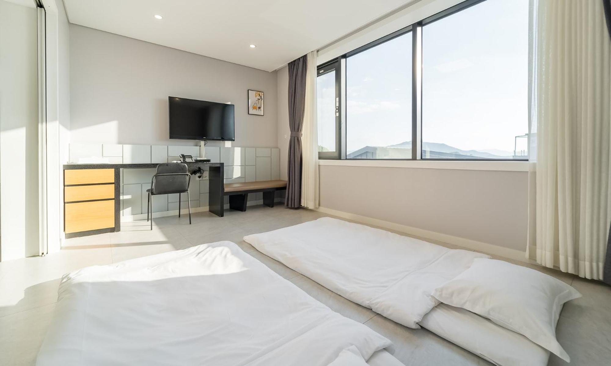 Study, 3 Futon Beds, Ondol Floor