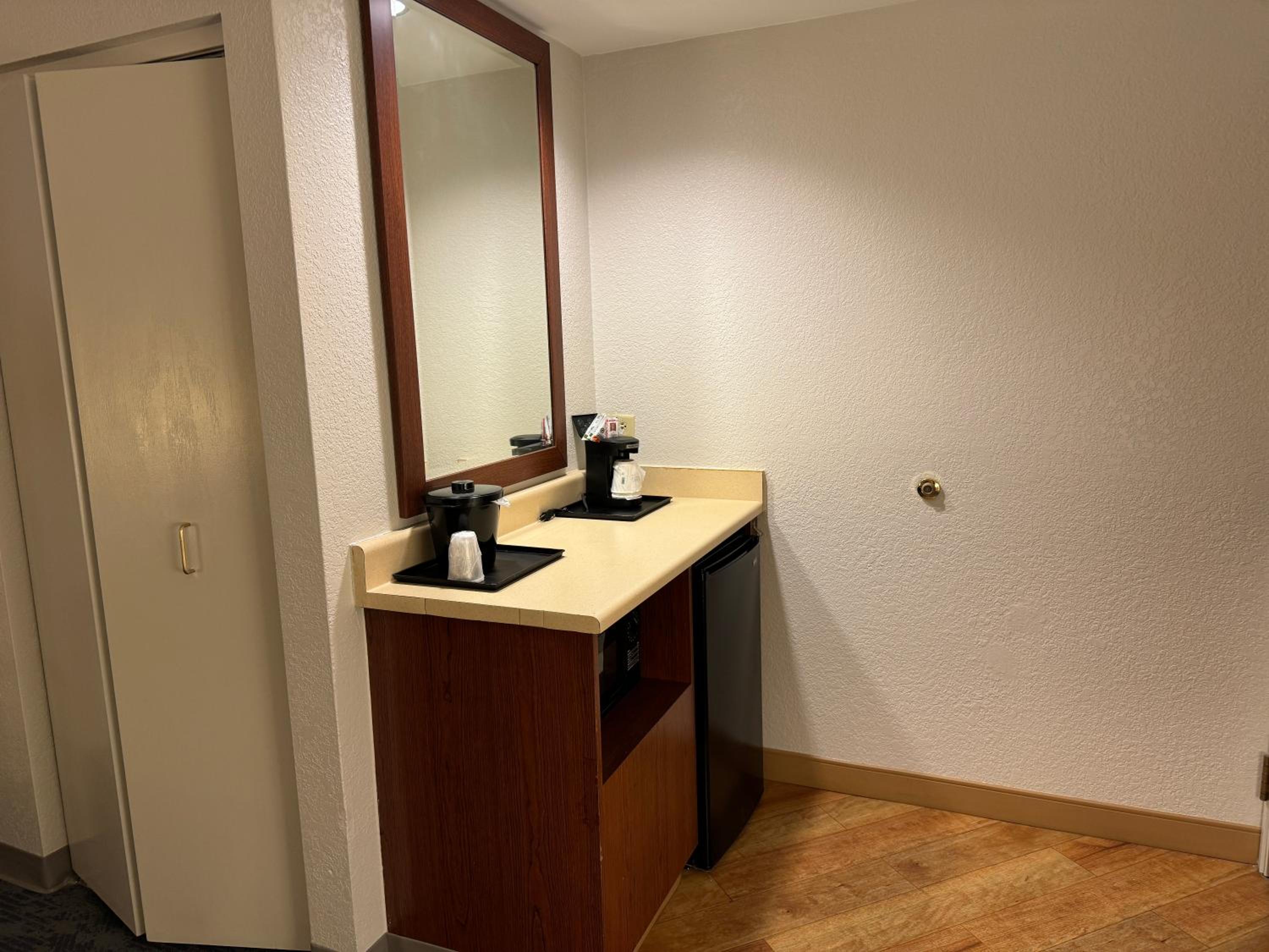جناح تنفيذي بسريرين مزدوجين مع أريكة، La Quinta Inn & Suites by Wyndham Bannockburn-Deerfield 8/8