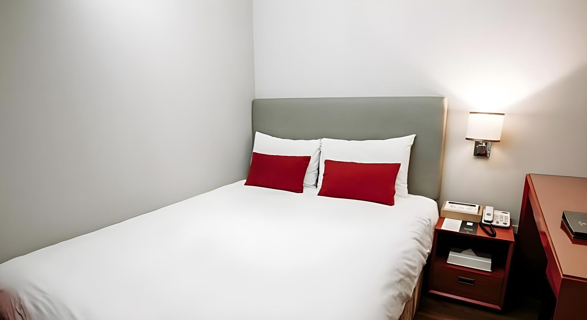 White, Suite, 1 Double and 1 Single Bed
