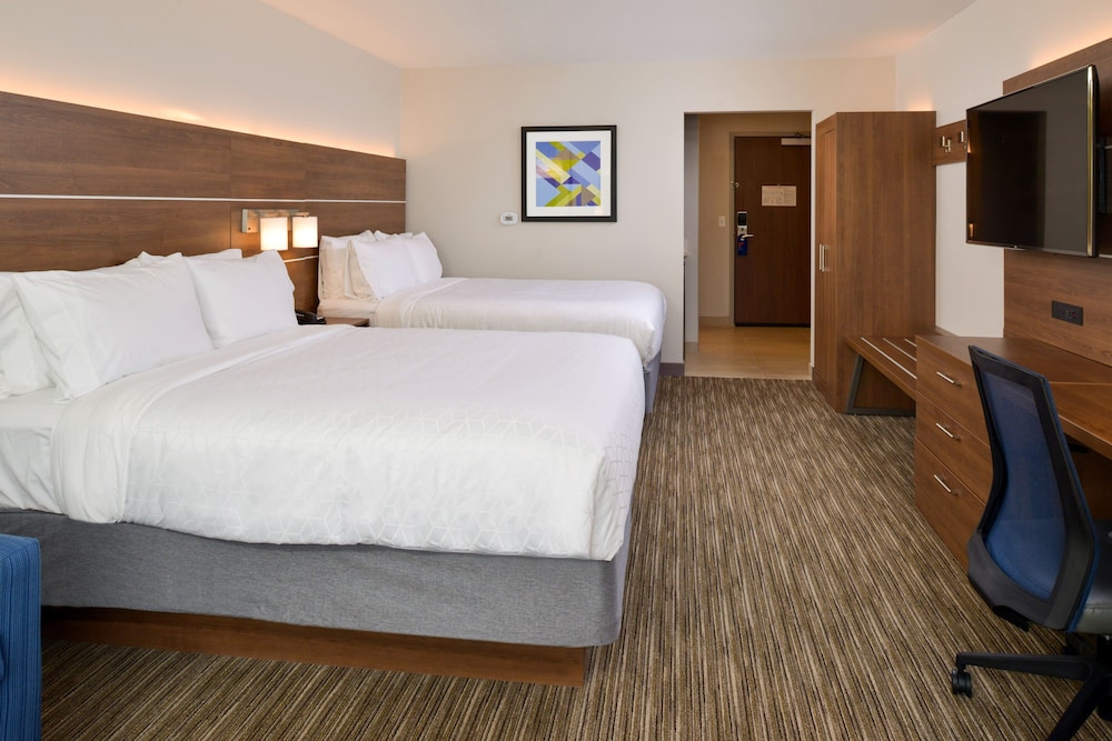 جناح بسريرين كوين بمنطقة جلوس، Holiday Inn Express And Suites Ottumwa 2/6