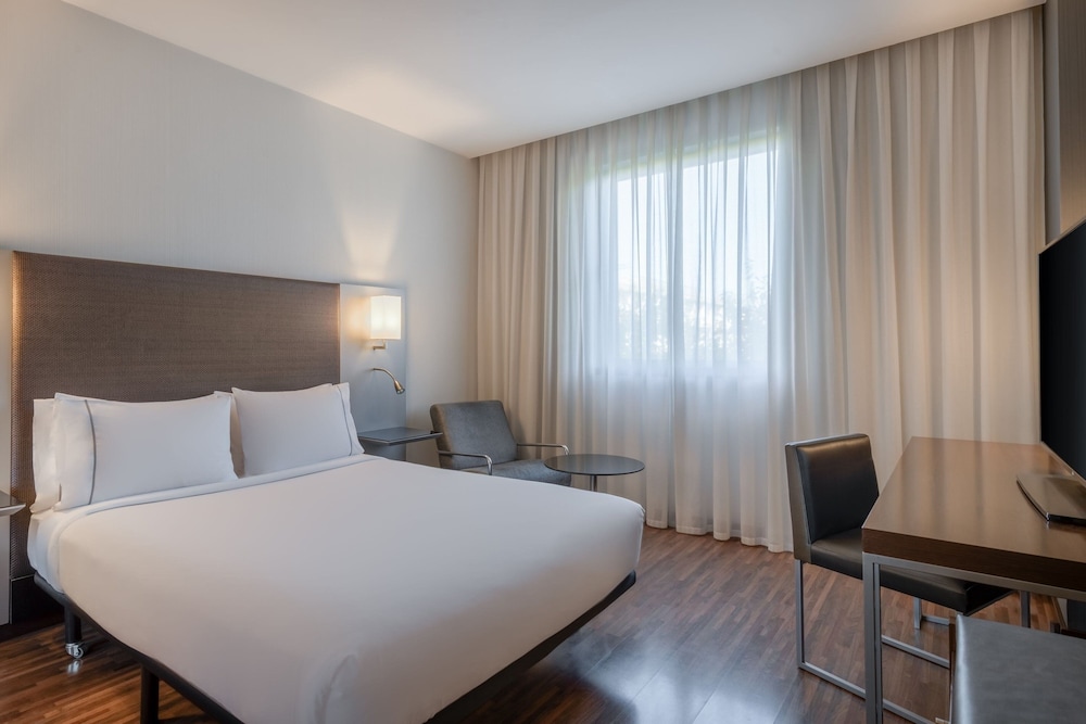 غرفة قياسية بسرير كوين، AC Hotel by Marriott Madrid Airport 2/3