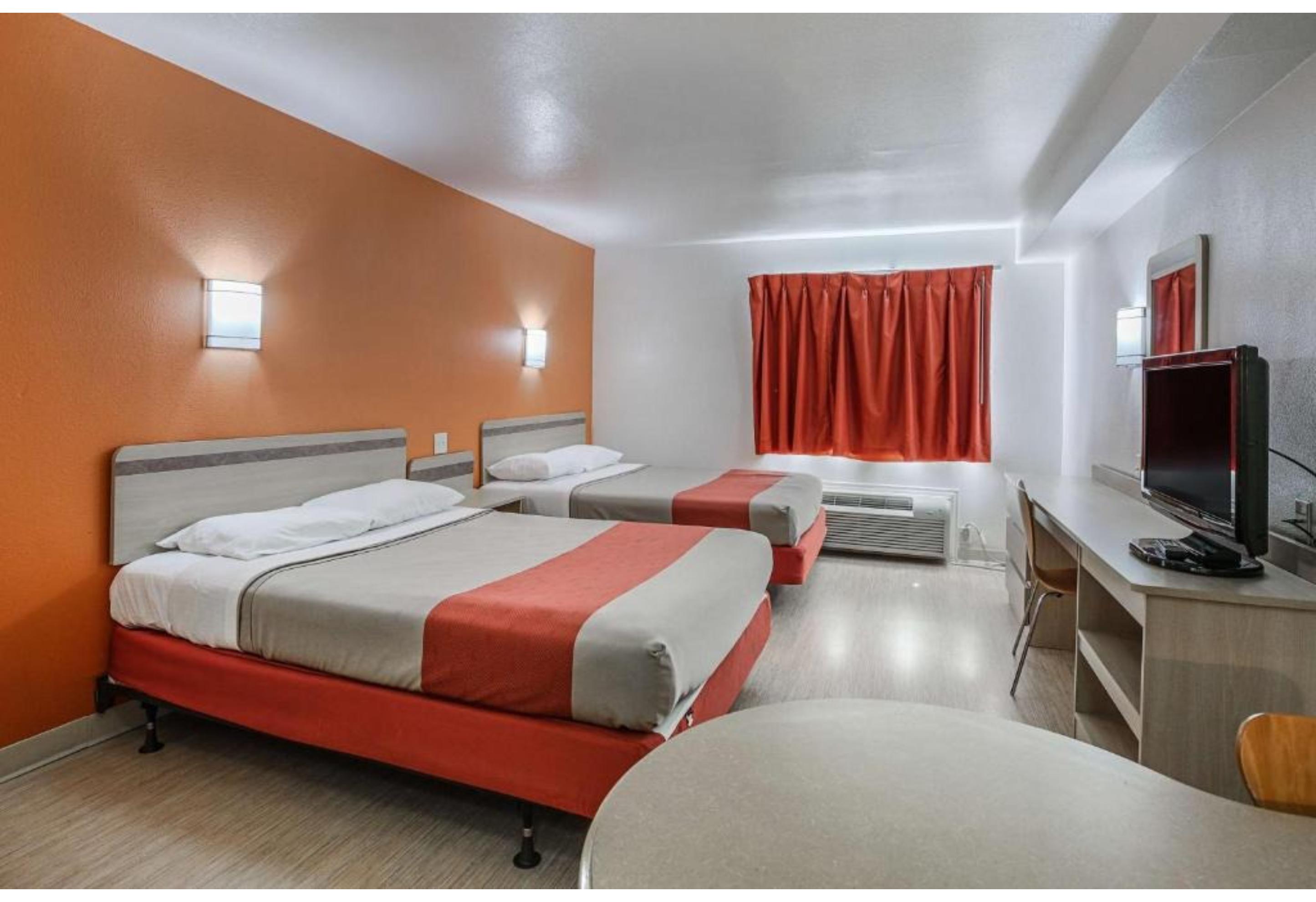 2 Queen Beds - Mobility Access Ri Shwr Nsmk