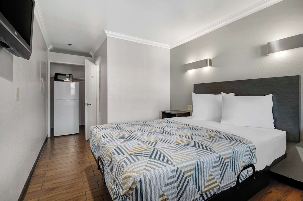 STANDARD, QUEEN BED