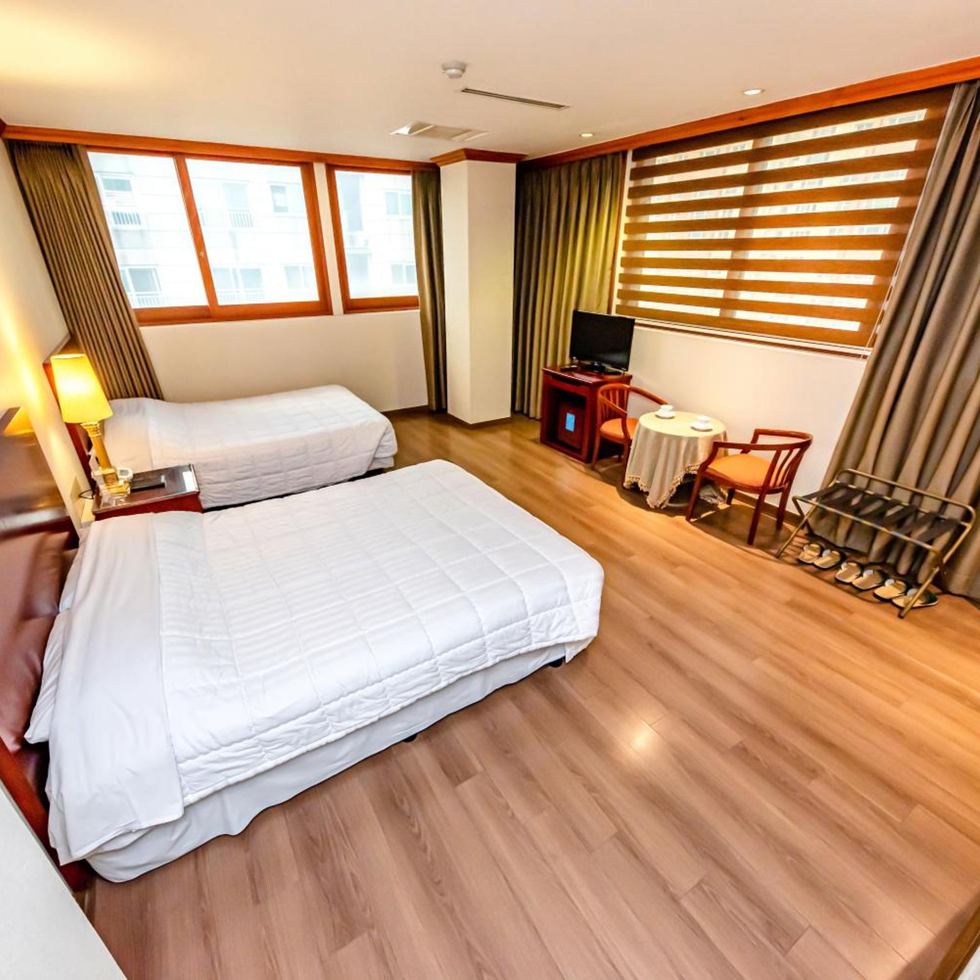 DELUXE, TWIN BEDS
