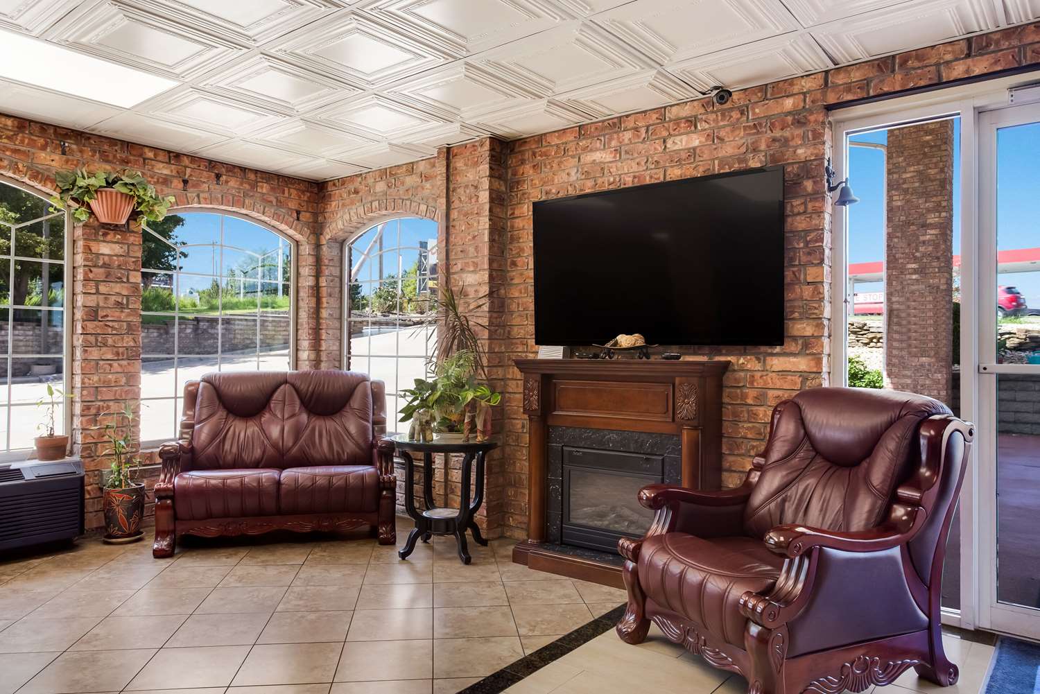 Rodeway Inn Branson, Brick House 24/35