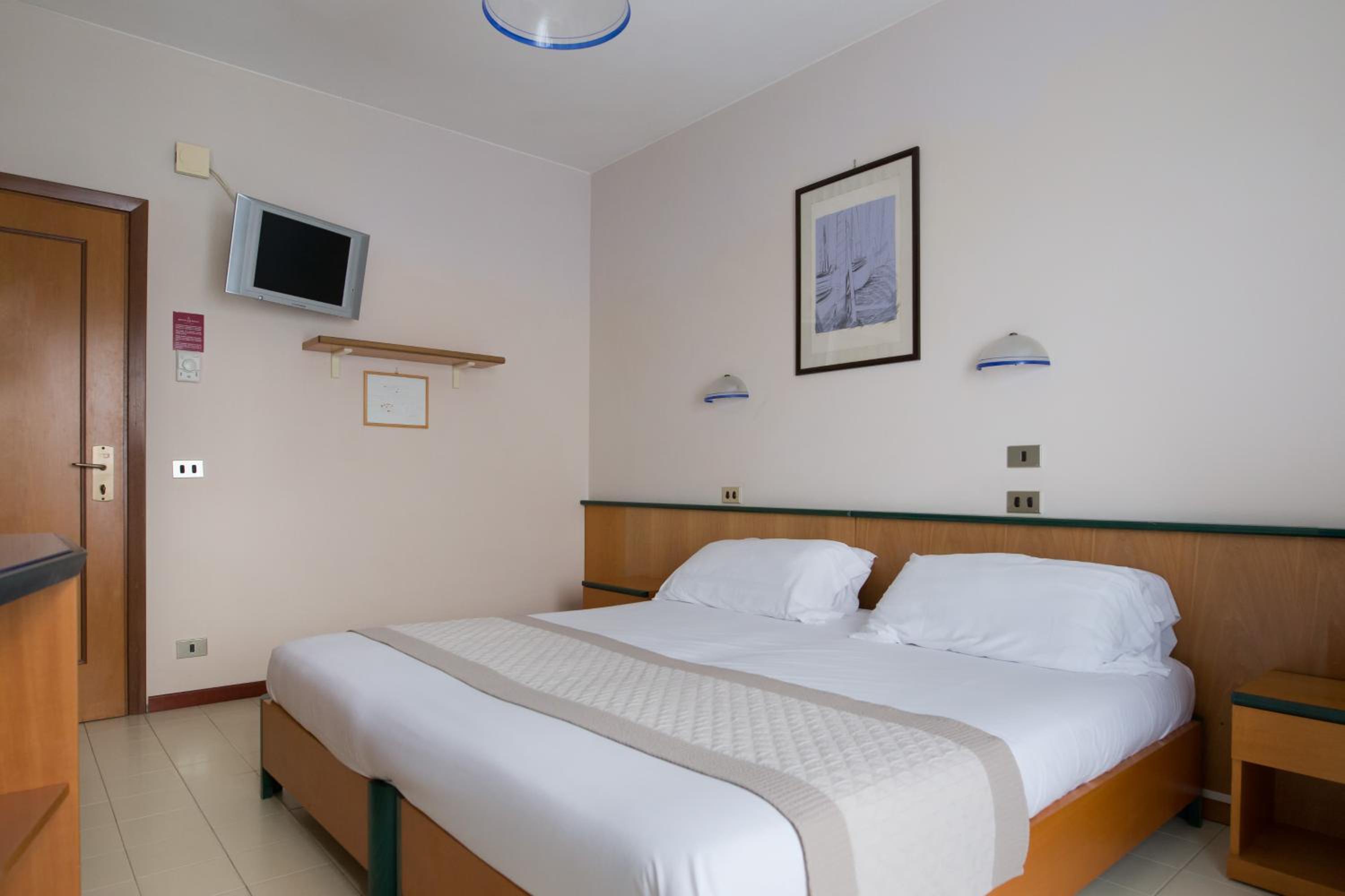 Room, Double Bed, Lateral Side Sea View