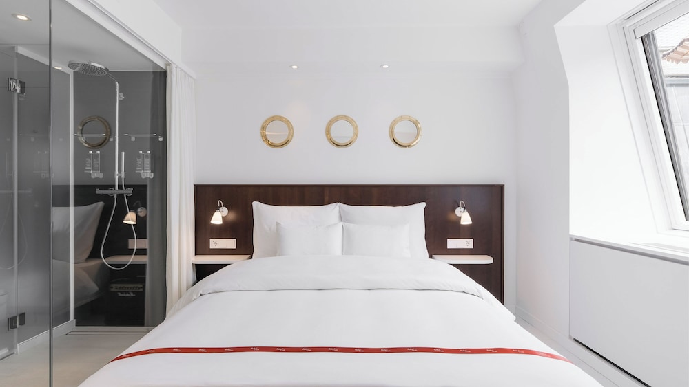 Lovely, Queen Bed