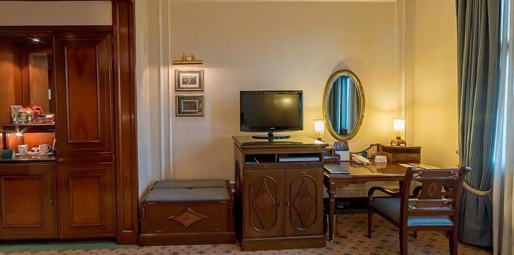 THE OBEROI GRAND 65/81