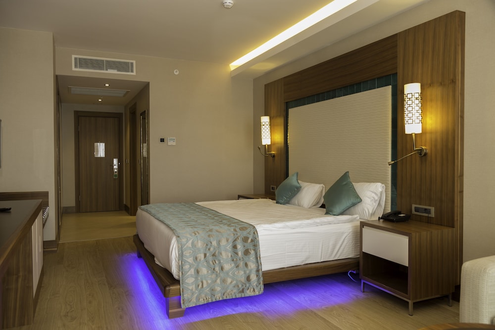 Ramada Hotel and Suites by Wyndham Kusadasi 20/47