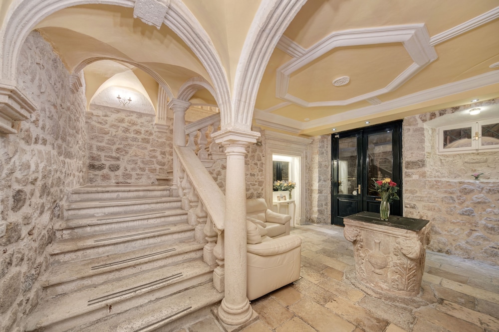 Palmotta Palace 9/68