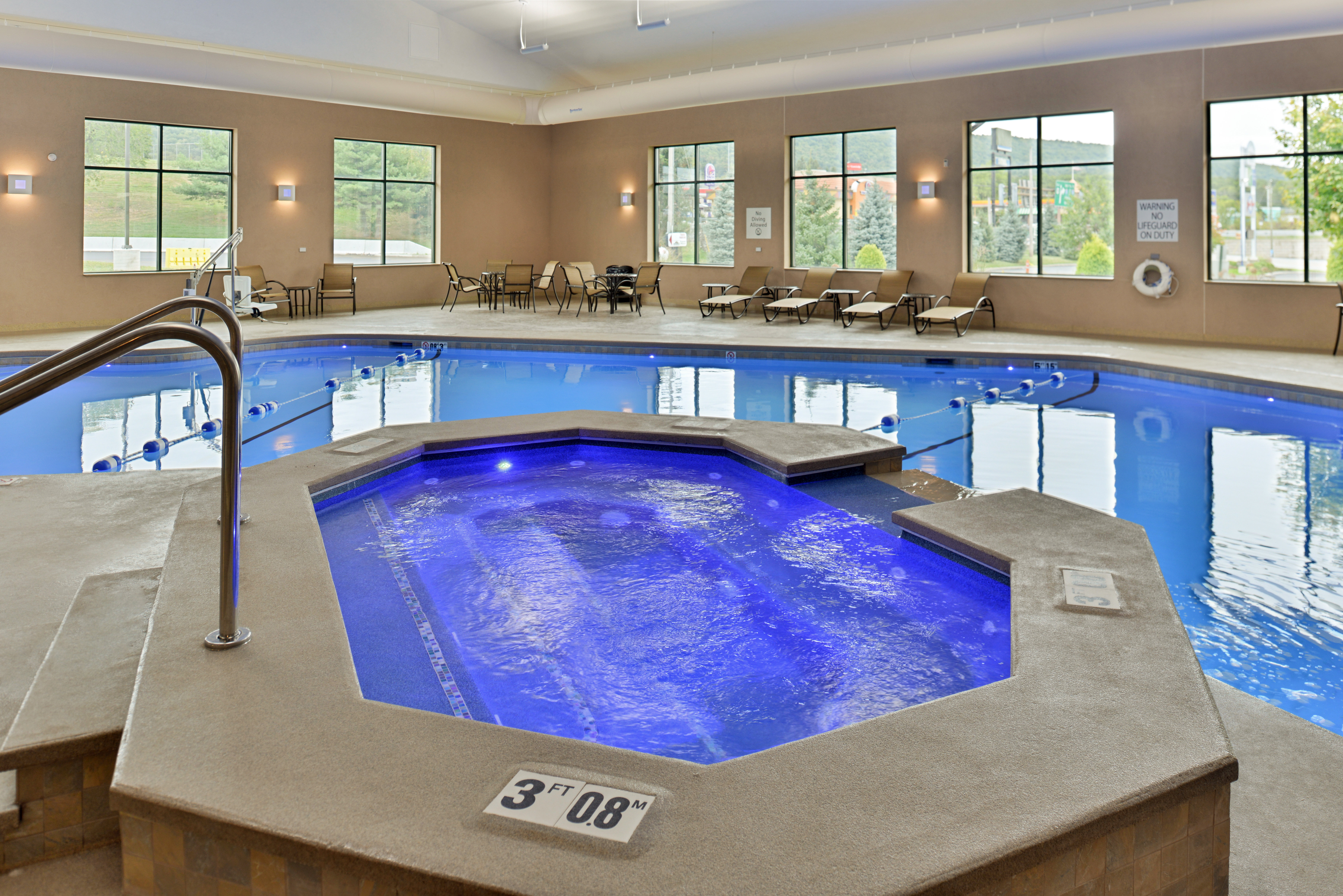 Holiday Inn Express Breezewood 40/67