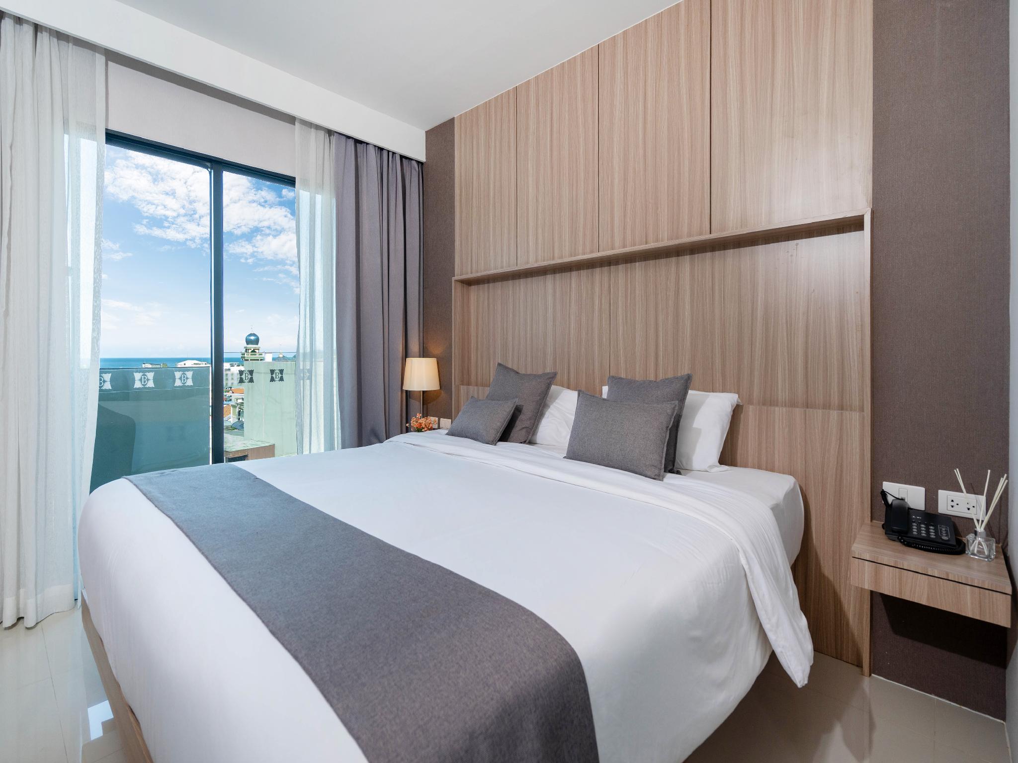 Grand, Deluxe, Sunset View