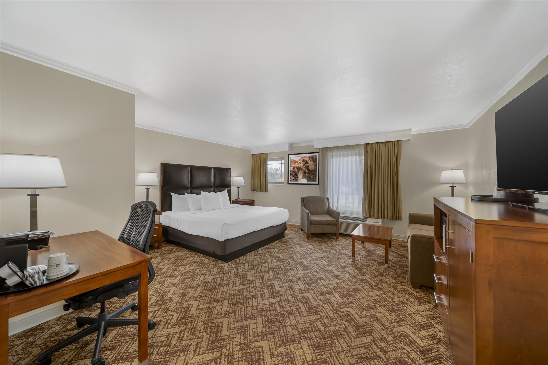 غرفة كبيرة بسرير كينج مع أريكة، Best Western Plus Northwoods Inn 4/6