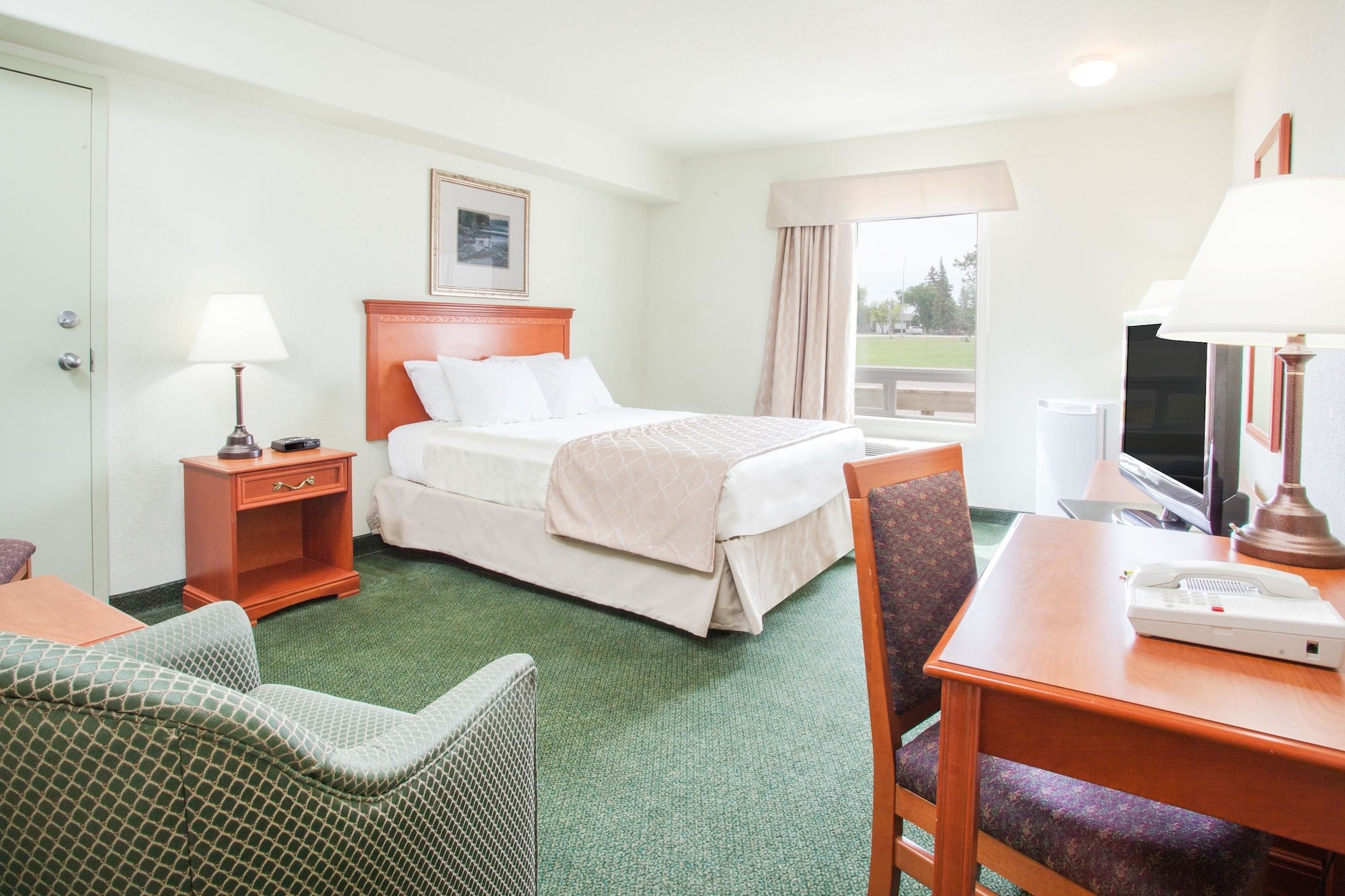 غرفة بسرير كوين لذوي الإعاقة
