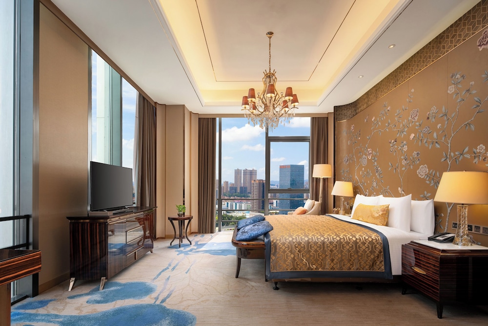 EXECUTIVE, SUITE