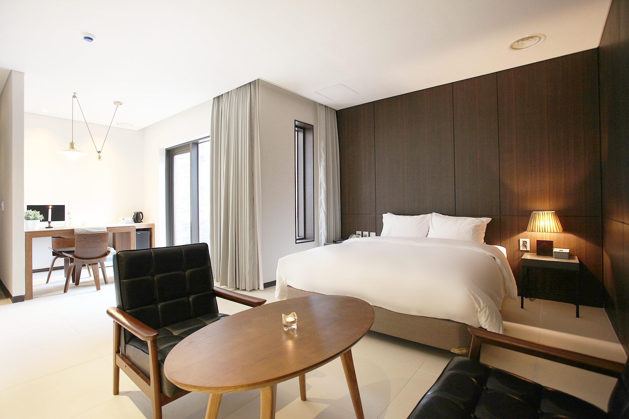 غرفة كلاسيكية بشرفة