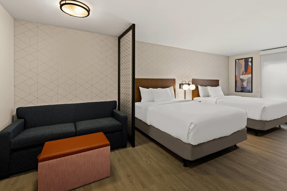 Everhome Suites Denver Airport 15/40