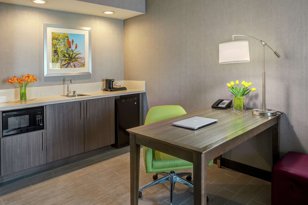 Hampton Inn & Suites Palm Desert 44/64