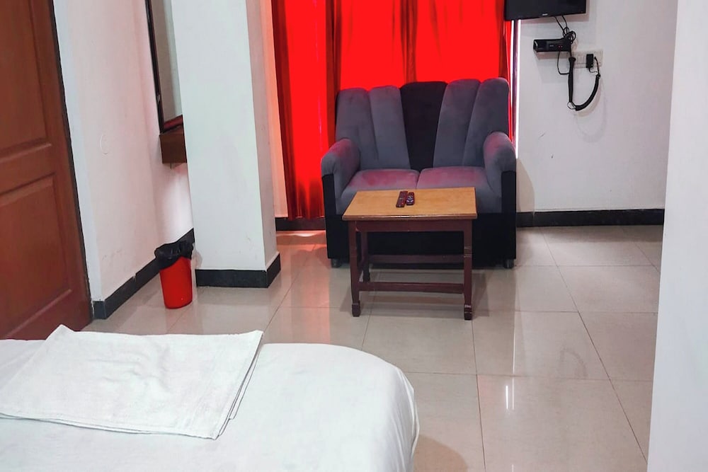 Oyo 12083 Hotel Champion Inn 16/25