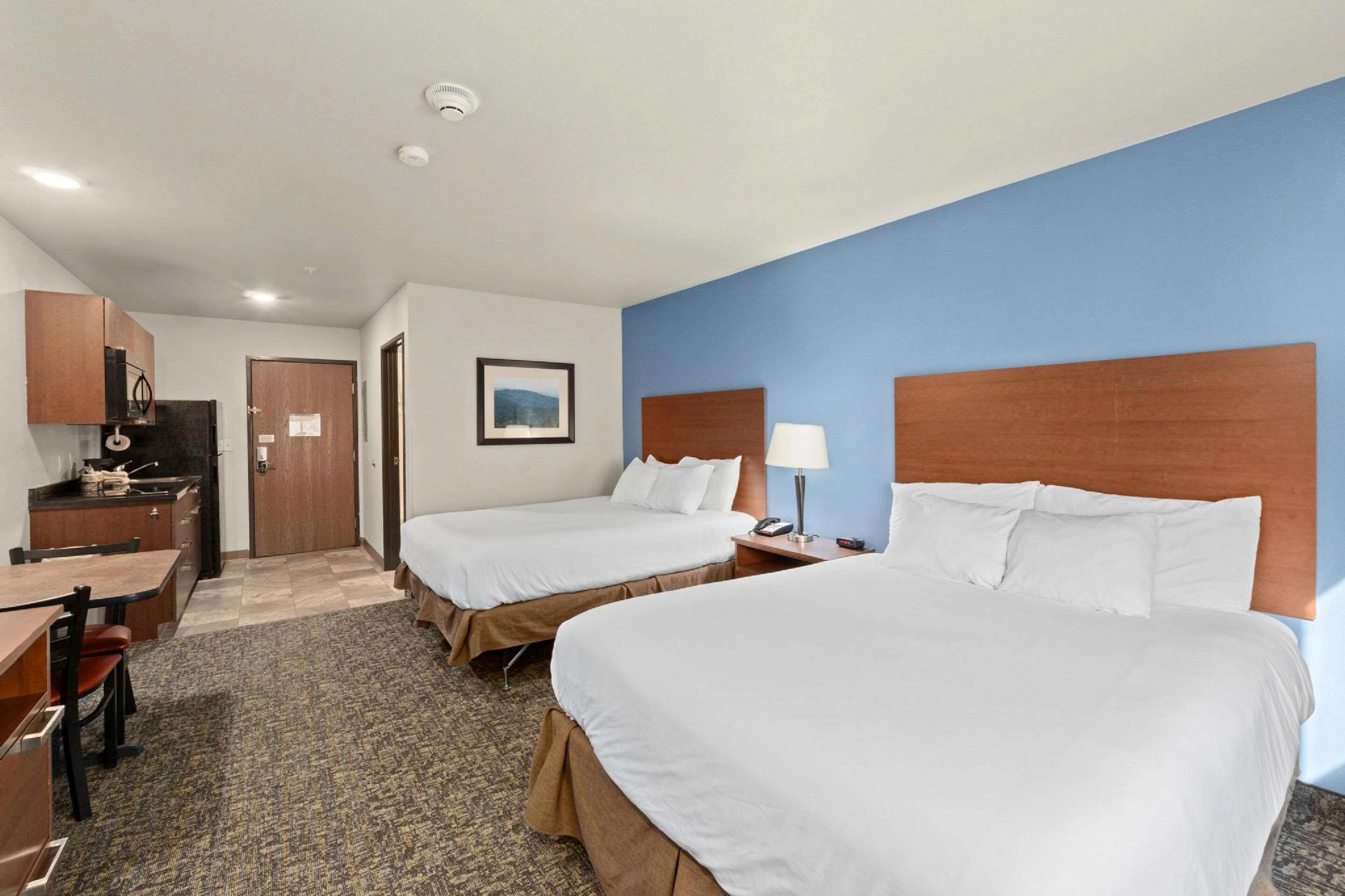 غرفة بسريرين كوين بمطبخ، MainStay Suites Spokane Valley, WA 2/6