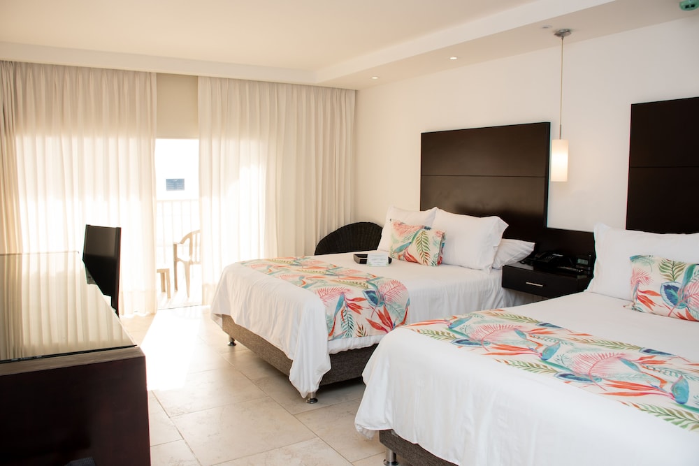 SUPERIOR, 2 DOUBLE BEDS, PARTIAL OCEAN VIEW, BALCONY
