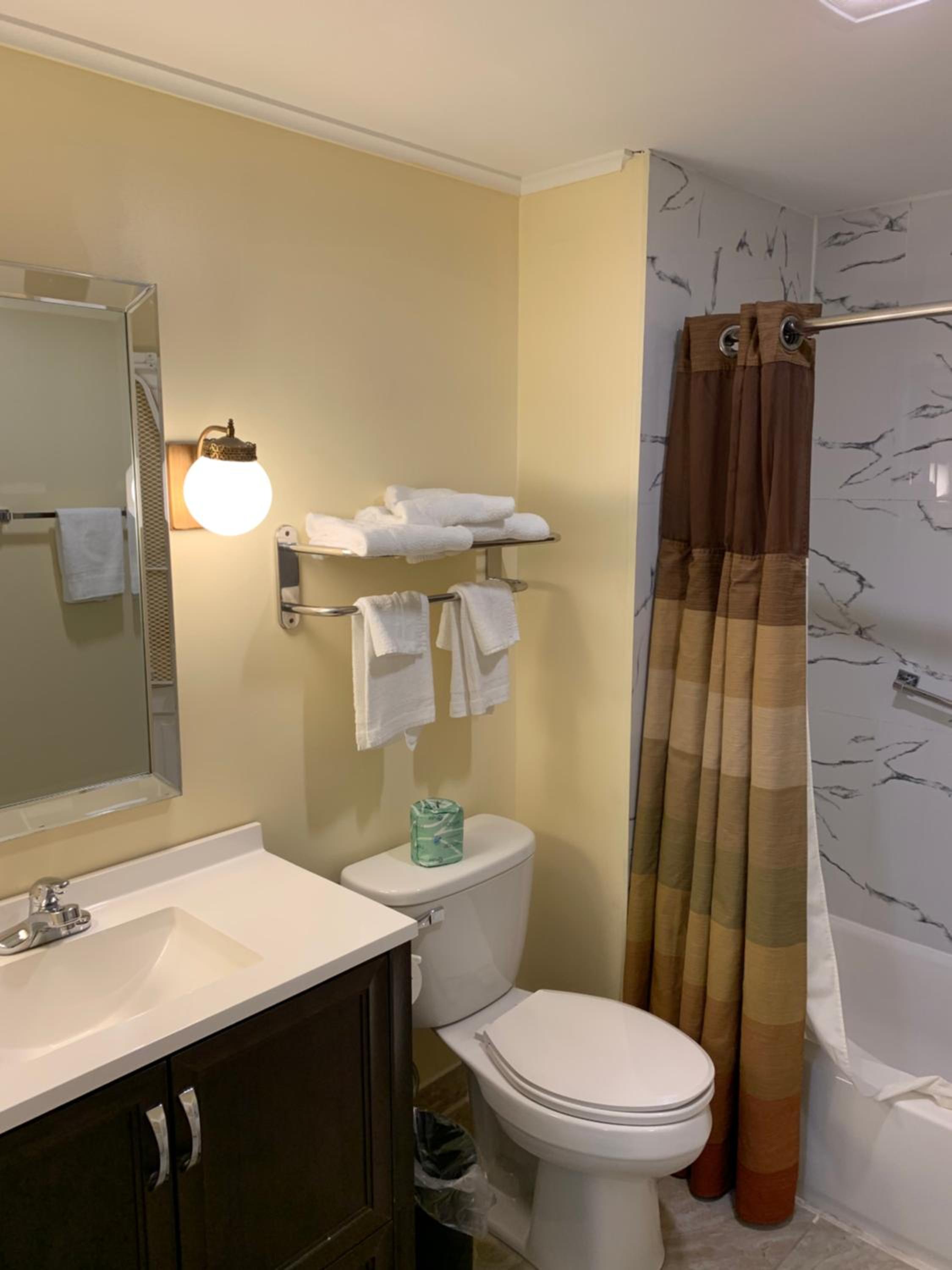 Deluxe, Queen Bed, Four Winds Country Motel 8/10