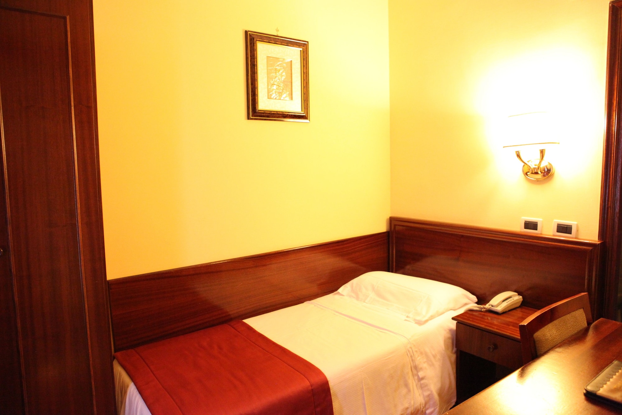 ROOM, SINGLE