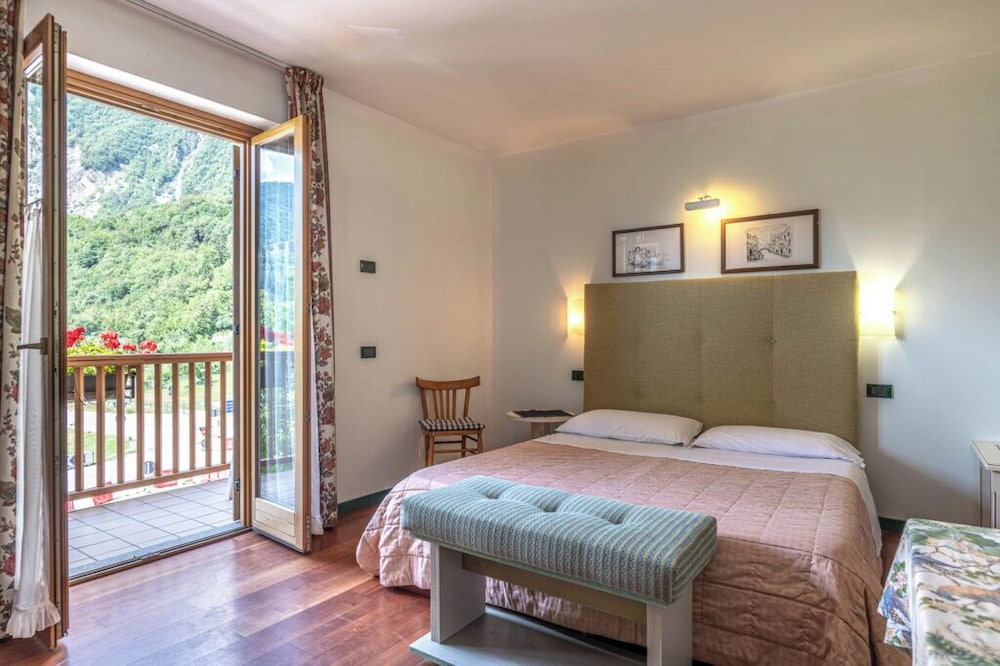 Multiple Bedrooms, Family, Apartment, 1 Single and 2 Queen Beds, Mountain View, Kitchen
