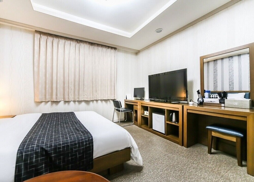 Chanel Hotel 17/19