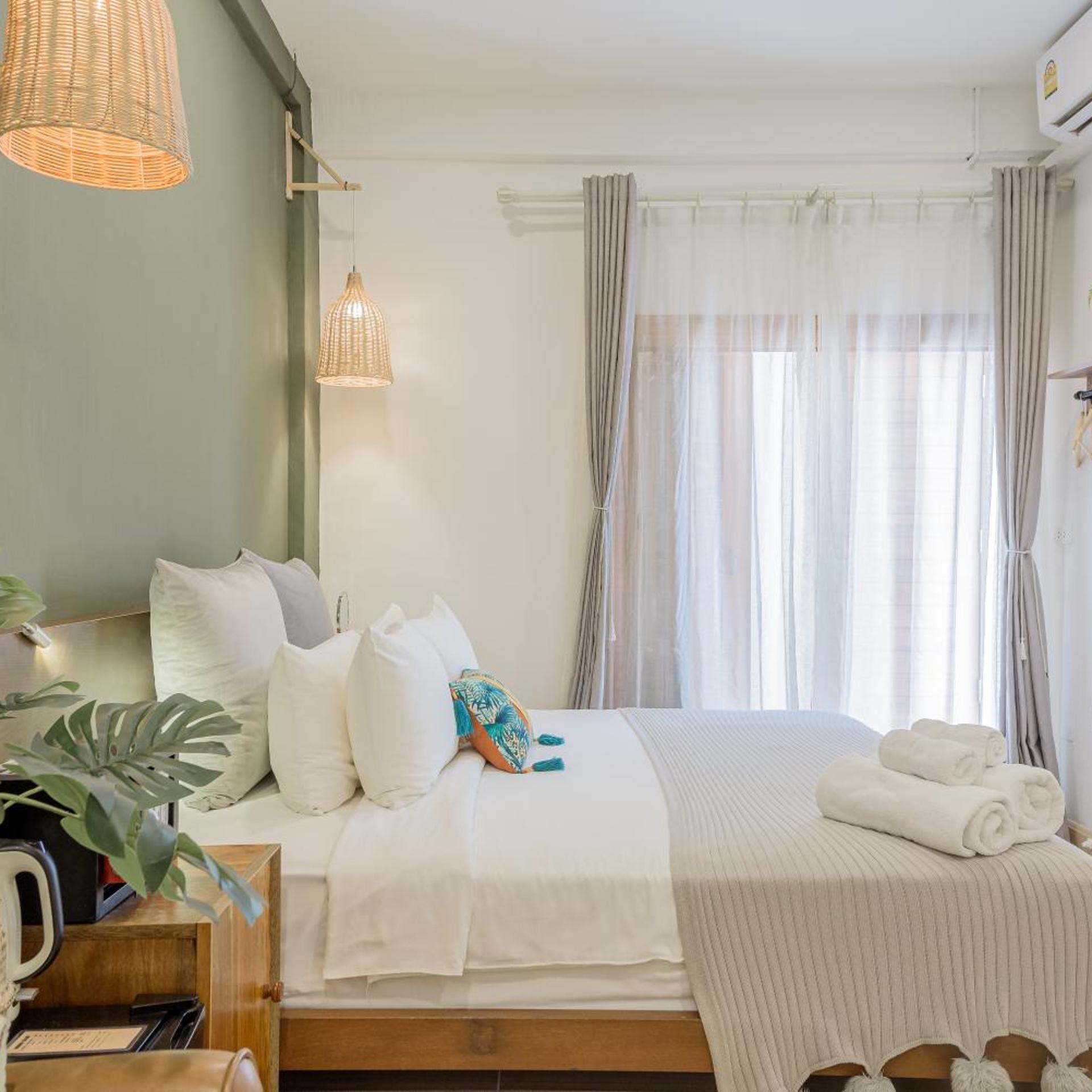 غرفة بسرير كينج بإطلالة على الحديقة، Yolo Bangkok Boutique Hotel 2/10