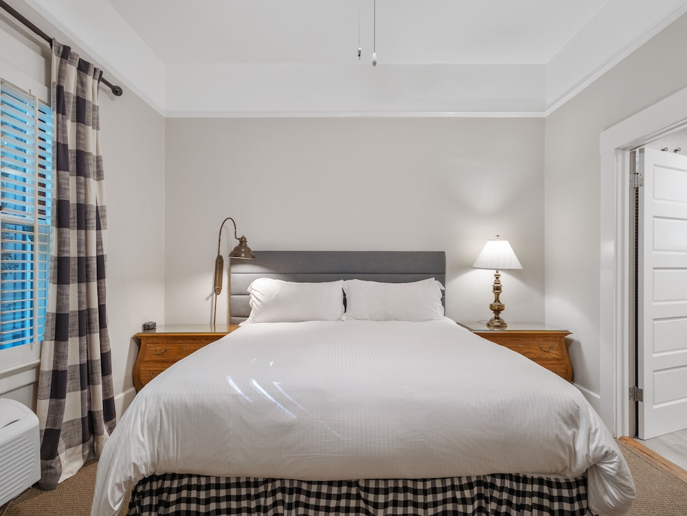 SUPERIOR, SUITE, QUEEN BED, PATIO