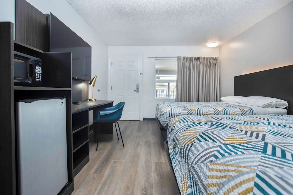 SUITE, MULTIPLE BEDS