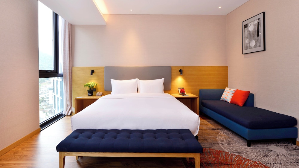 Standard, King Bed, Extra Floor Space