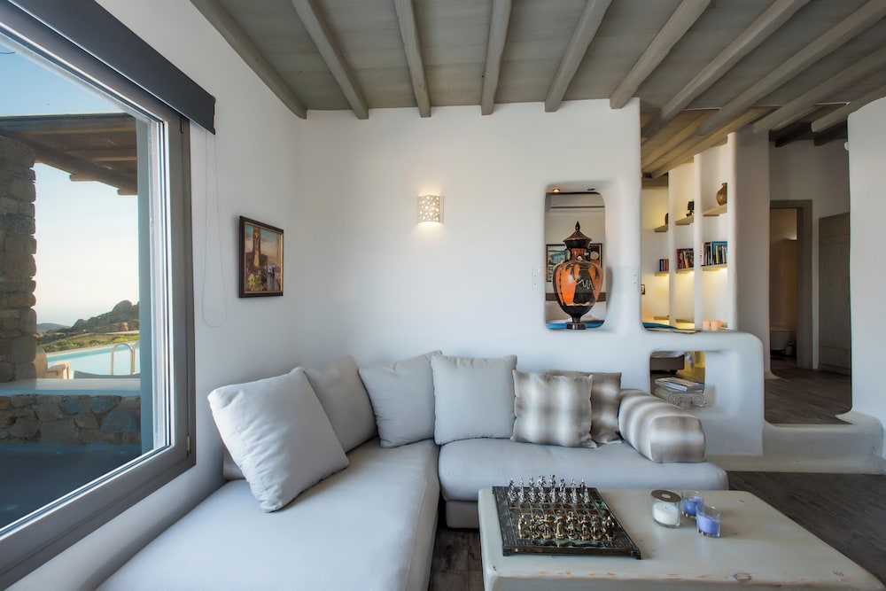 Amallini Suites 34/50