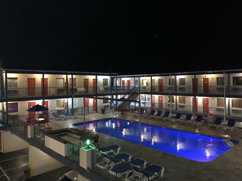 Sea And Breeze Hotel And Condo 5/49
